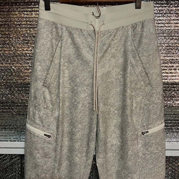 Athleta Venture Printed Joggers Pants Viper Grey. Size 0 - Picture 2 of 7